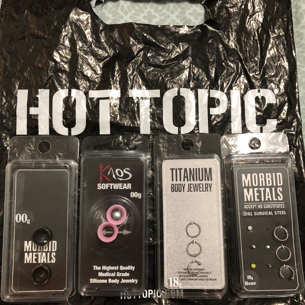Gauges size 00, nose rings size 18g